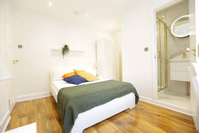 Islington! Modern and Clean Ensuite Available Asap Main Photo