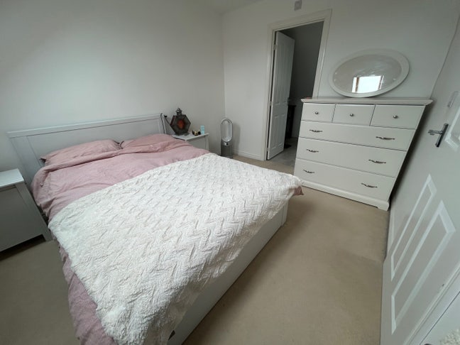  Nice in-suite for rent female housemates Main Photo