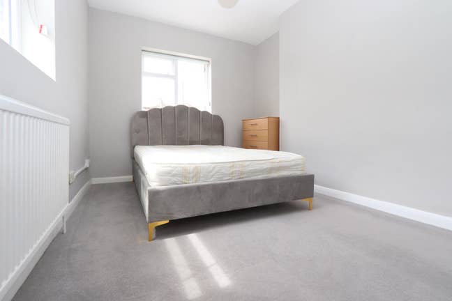 Beautiful Room Available 1 Min from Central Line  Main Photo