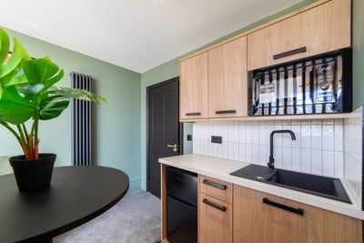🍇 Large Studio W/ Ensuite - Best Location 🍇 Main Photo