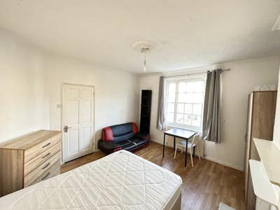 TWO rooms available -  house near Imperial College Main Photo