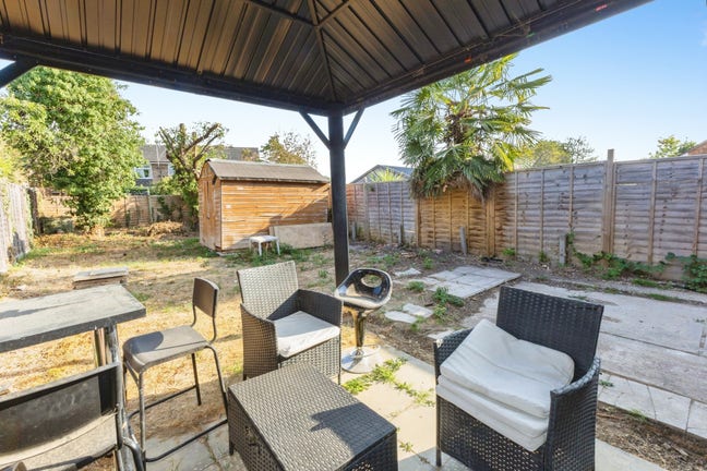 Refurbished 4-Bedroom House for Professional Share Main Photo