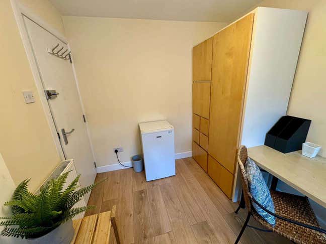 Spacious Double Room - MK14 / Move in Today!  Main Photo