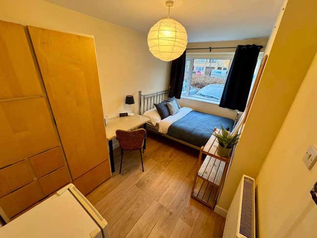 Spacious Double Room - MK14 / Move in Today!  Main Photo