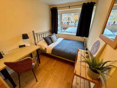 Spacious Double Room - MK14 / Move in Today!  Main Photo