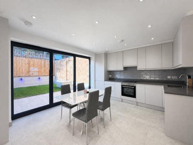 Brand-New 4-Bedroom House with 2 Parking Spaces Main Photo