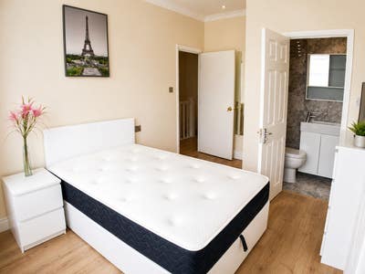 🌟 Modern Ensuite 5 min Walk to Elizabeth Line Main Photo