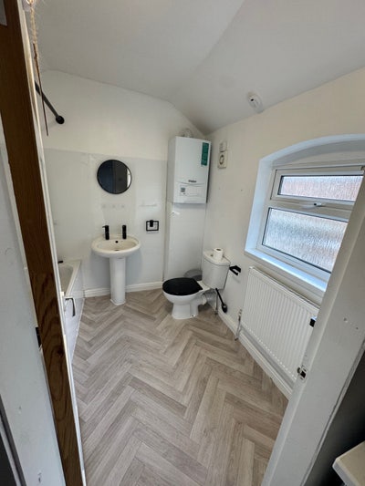 Rooms available to let with immediate move in . Main Photo