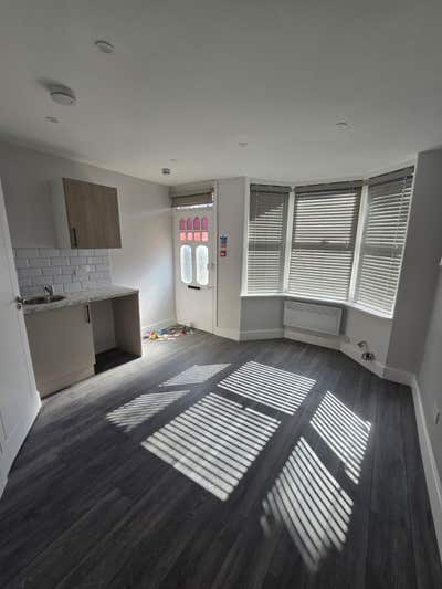 Studio Room Available – Lawn Lane HP3  Main Photo