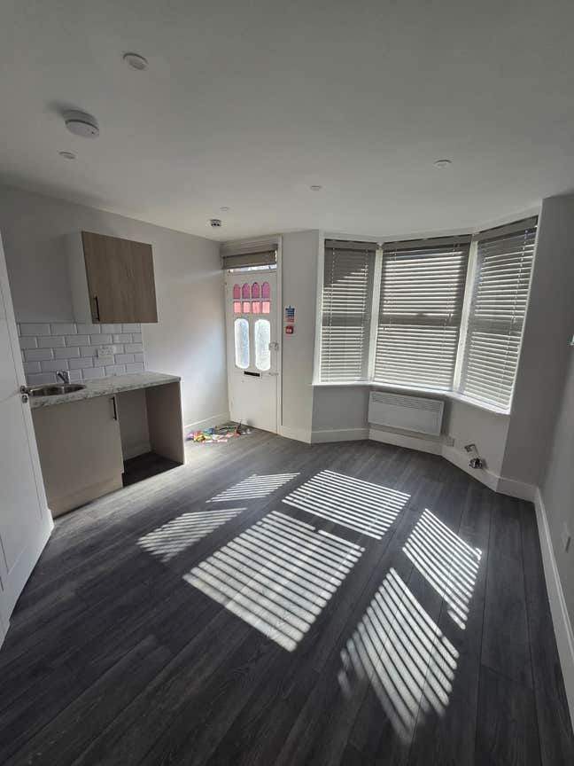 Studio Room Available – Lawn Lane HP3  Main Photo