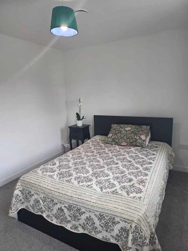 Lovely Furnished Room in Modern New-Build Home | &pound; Main Photo