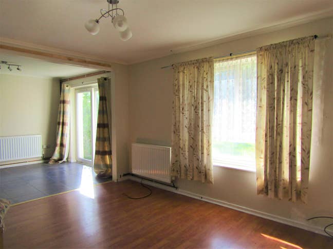 Spacious 3-Bed Home with Garden & Parking Main Photo