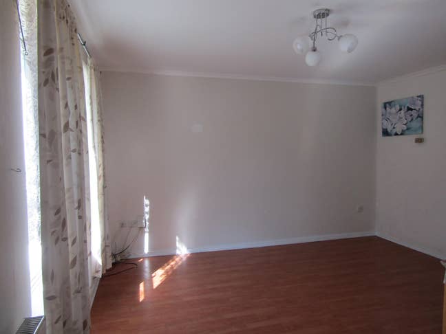 Spacious 3-Bed Home with Garden & Parking Main Photo