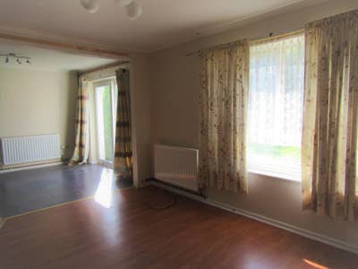 Spacious 3-Bed Home with Garden & Parking Main Photo