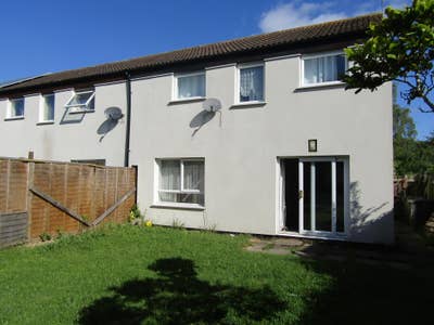 Spacious 3-Bed Home with Garden & Parking Main Photo