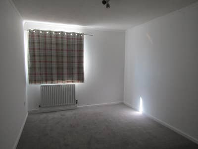 Spacious 3-Bed Home with Garden & Parking Main Photo