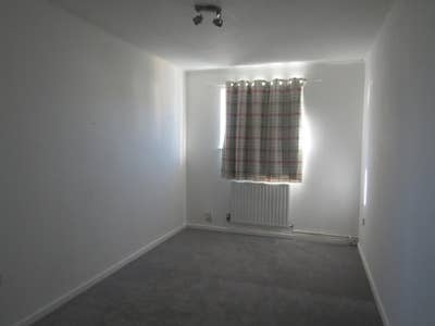 Spacious 3-Bed Home with Garden & Parking Main Photo