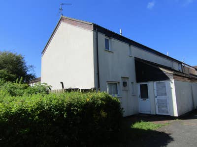Spacious 3-Bed Home with Garden & Parking Main Photo