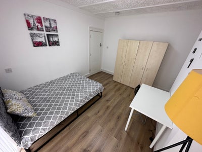 Spacious Room to Let Near Middlesex University Main Photo