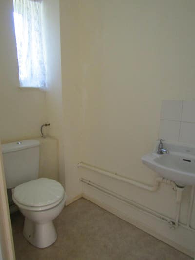 Spacious 3-Bed Home with Garden & Parking Main Photo