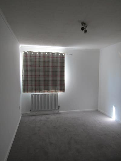 Spacious 3-Bed Home with Garden & Parking Main Photo