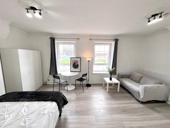 3 Panoramic Rooms next to Vauxhall - Top Floor! Main Photo