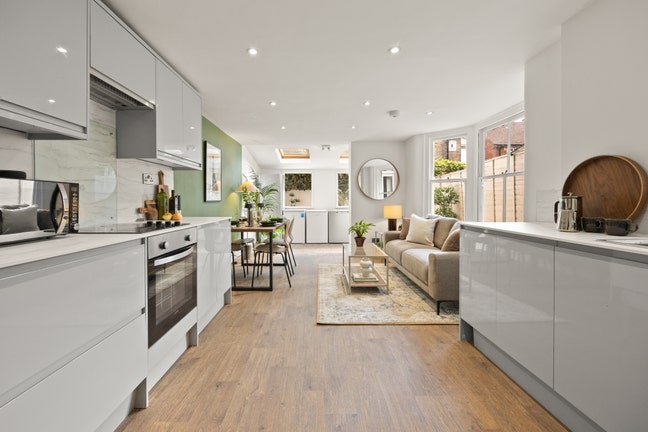 Beautiful Newy Renovated En-Suite Double Room!  Main Photo