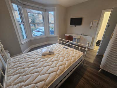 Refurbished Double Room Close to Train Station Main Photo