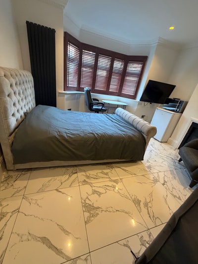 Double furnished room with shower Main Photo
