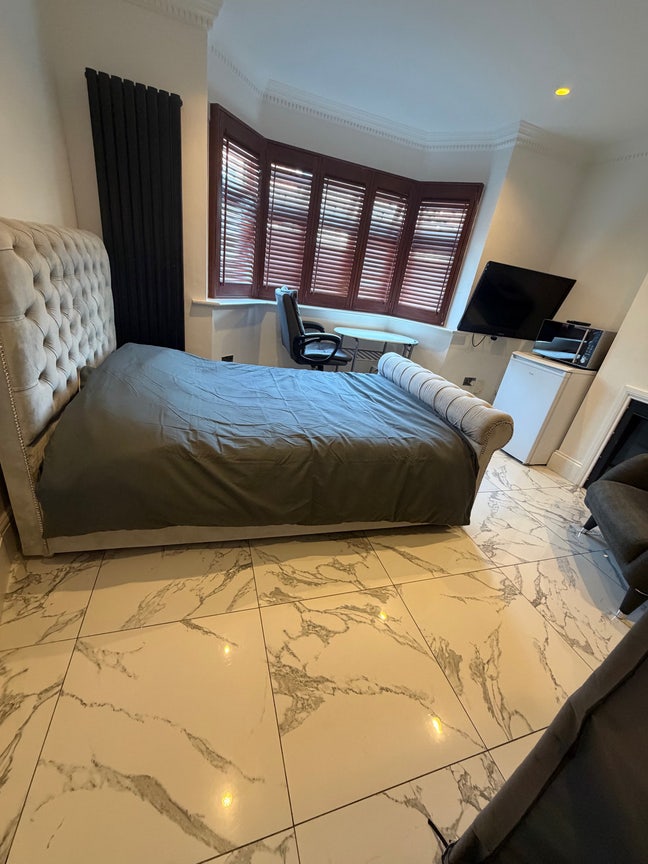 Double furnished room with shower Main Photo