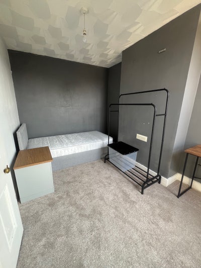 Spacious Double Room to Rent in Gillingham Main Photo