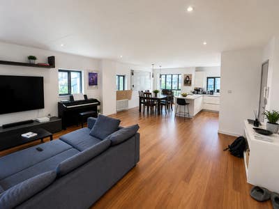 Modern 4 Bedroom 3 Bath House W Balcony - Canary W Main Photo