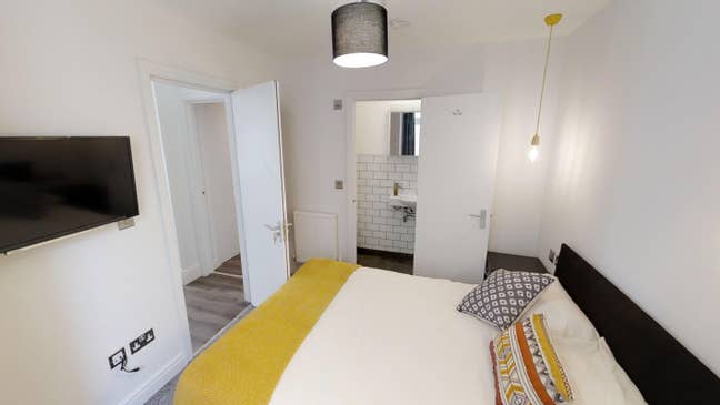 Double En-suite in Converted Post Office Main Photo