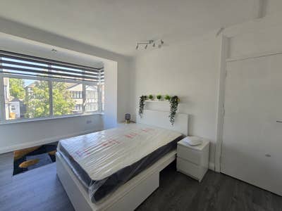 Newly Refurbished Double Rooms to Let Gants Hill Main Photo