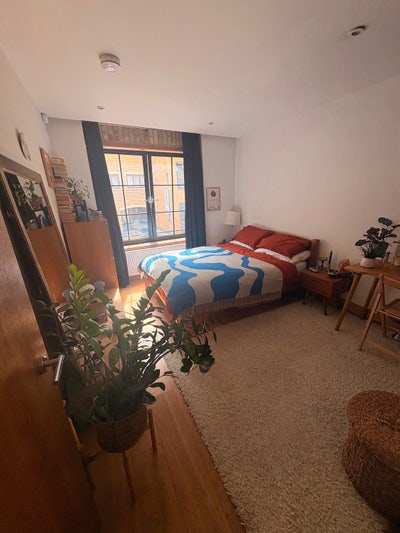 Large En-Suite Room in Wapping - available 7th Oct Main Photo