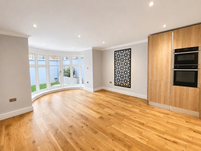 **03 Bed Apartment** Ealing Broadway** W5  Main Photo