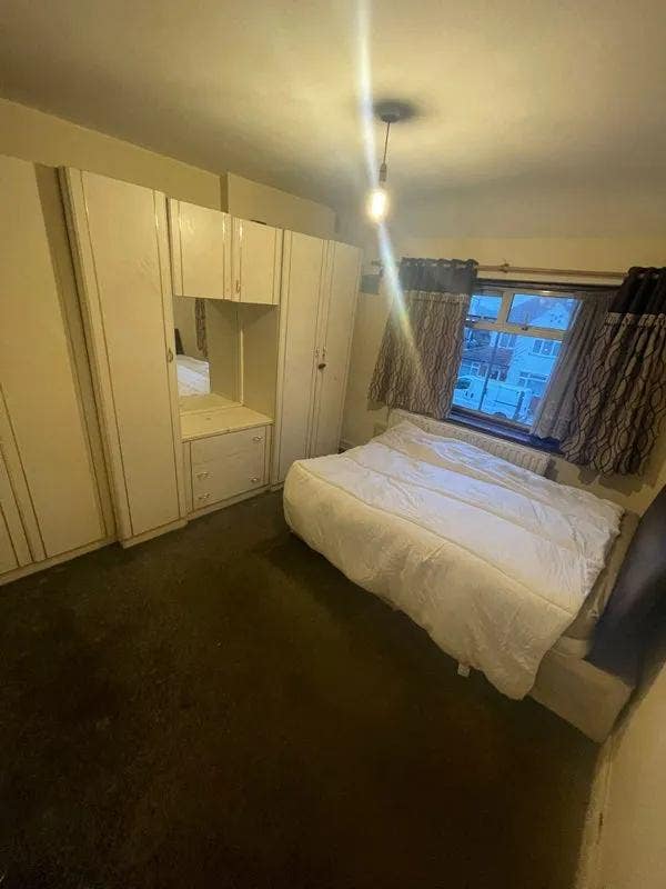Spacious double room to let in NW2 7BG Main Photo