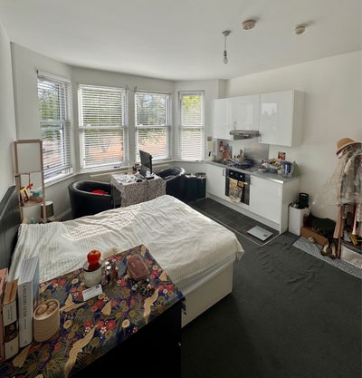 A lovely studio overlooking Ealing Common        Main Photo
