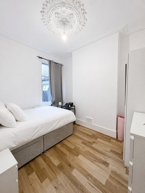 Bright Victorian Loft | Surrey Quays (SE8) Main Photo