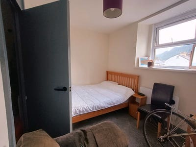 Room in a Peaceful Modern Duplex - bills included Main Photo