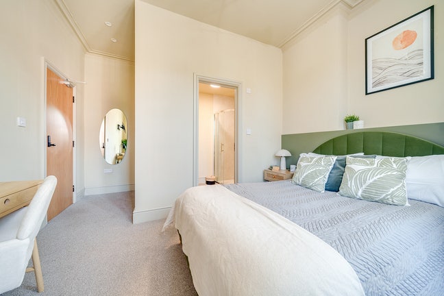 Stylish en-suite room in a 6 Bed House share Main Photo
