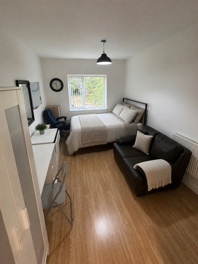Spacious En-Suite Double Room – Only &pound;150 Deposit! Main Photo