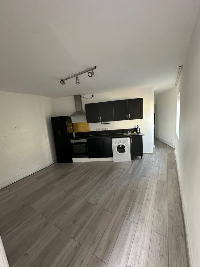 Modern 1 Bedroom Flat to Rent – IG8 Main Photo