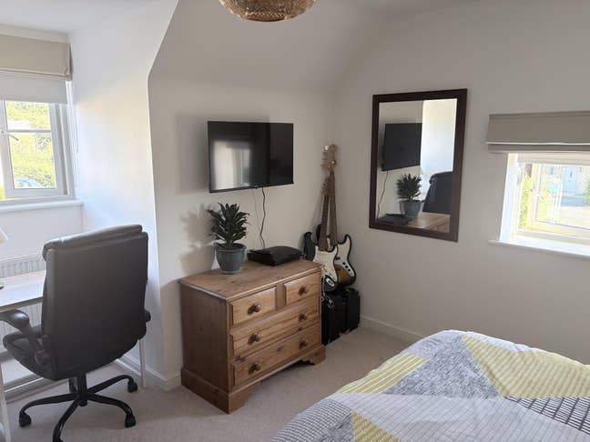 Large, bright double room with own bathroom  Main Photo