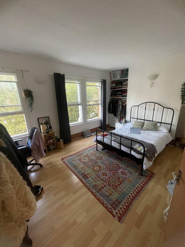 Bright and Spacious Double Bedroom  Main Photo