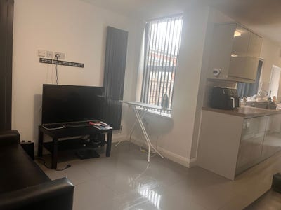 Double Room in 5 bed house. Cleaner available Main Photo