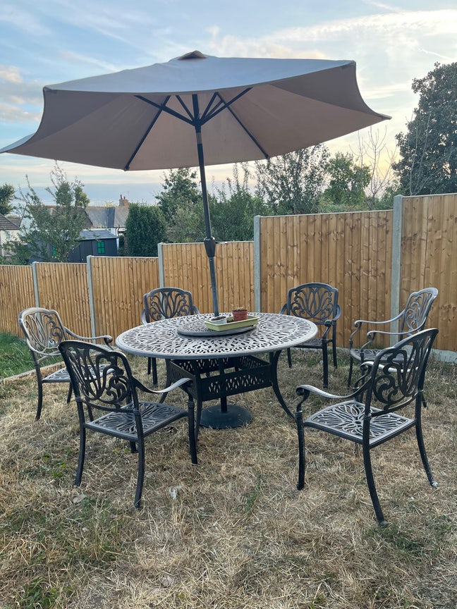 Refurbed comfy home near to all amenities Main Photo