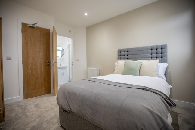 Large Modern Ensuite Room | Low Deposit Option Main Photo