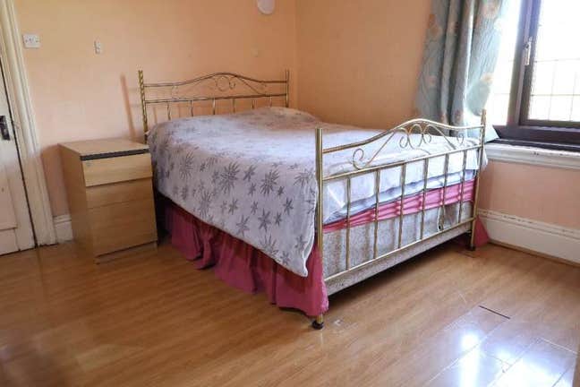 En-Suite Room Available – B20 – UC Accepted Main Photo