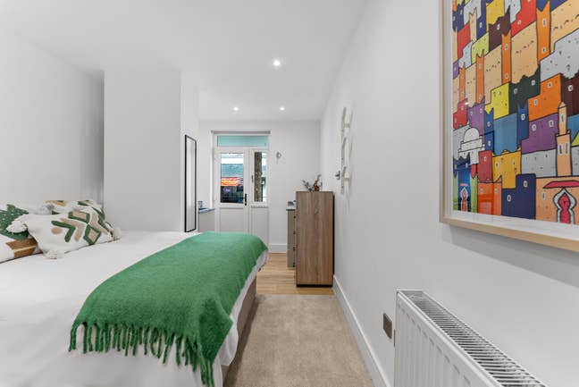 Beautiful Furnished Studio at The Hive – All Bills Main Photo